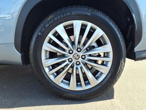 Used 2023 Toyota Highlander Platinum FWD image 9