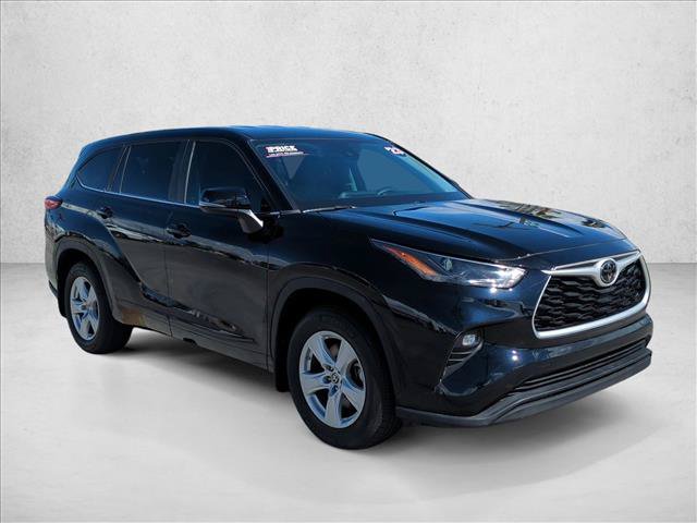 Used 2023 Toyota Highlander LE AWD/4WD image 3