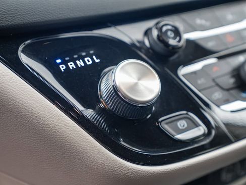 Used 2024 Chrysler Pacifica Touring-L image 19