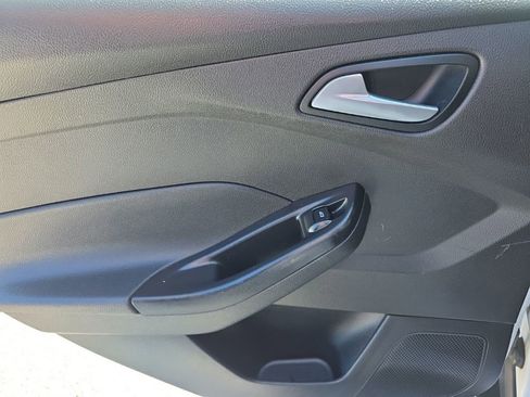 Used 2017 Ford Focus SE FWD image 18