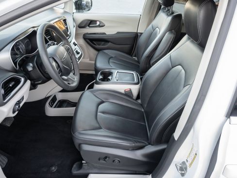 Used 2024 Chrysler Pacifica Touring-L image 14