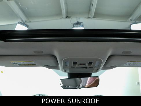 Used 2024 Toyota Highlander XLE FWD image 21