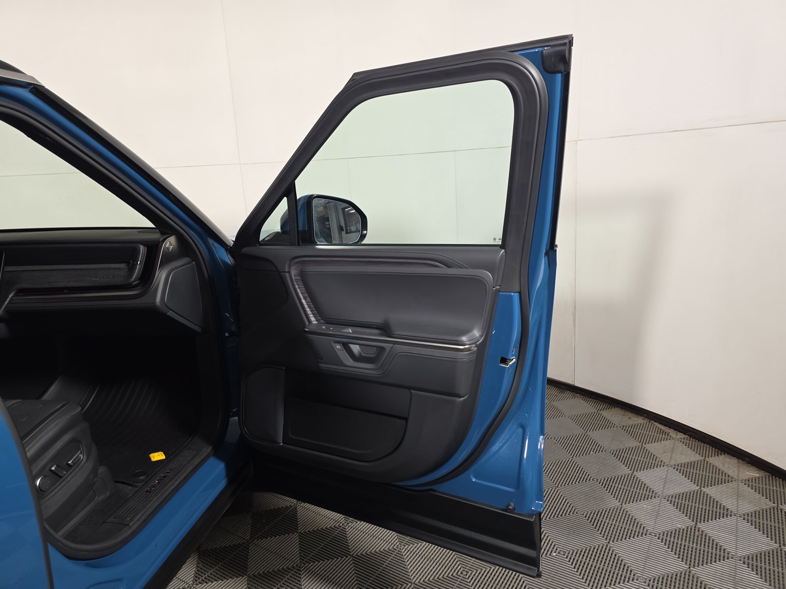 Used 2025 Rivian R1S Adventure Dual AWD/4WD image 18