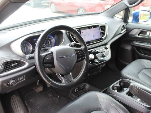 Used 2021 Chrysler Pacifica Touring-L w/ Uconnect Theater Family Group image 10