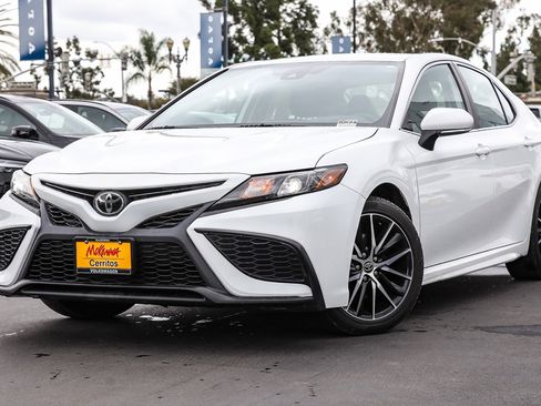 Used 2023 Toyota Camry SE image 1