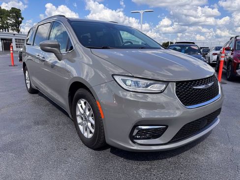 Used 2022 Chrysler Pacifica Touring-L FWD image 7