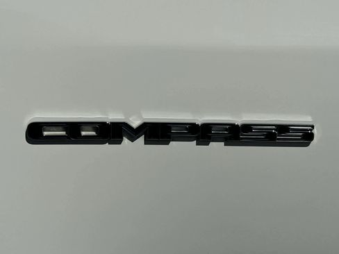 Used 2018 Jeep Compass Latitude FWD image 15