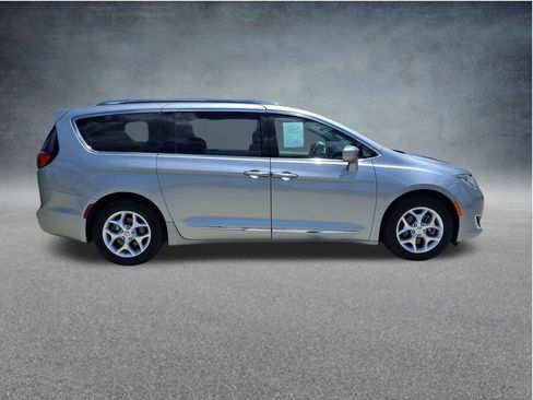 Used 2020 Chrysler Pacifica Touring-L w/ Tire & Wheel Group FWD image 10