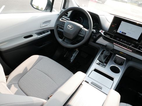 Certified 2026 Toyota Sienna LE FWD image 9