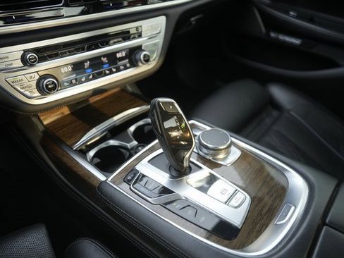 Used 2016 BMW 740i image 28