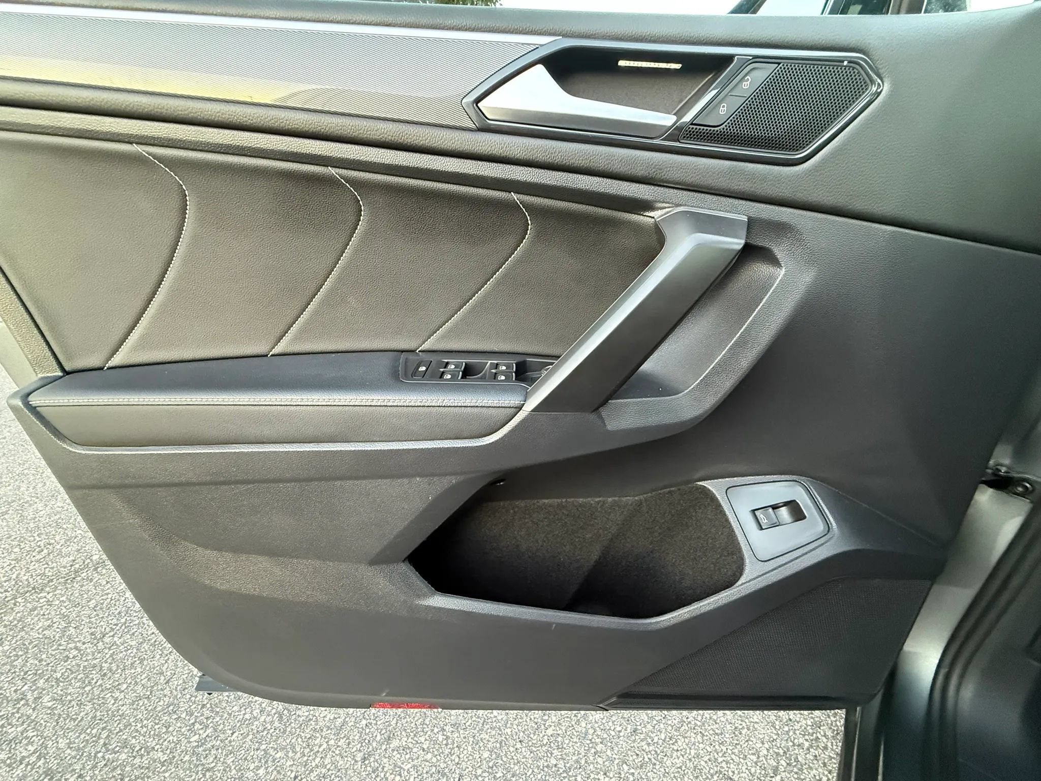 Used 2023 Volkswagen Tiguan SE R-Line FWD image 30