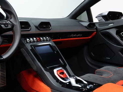 Used 2021 Lamborghini Huracan EVO image 14