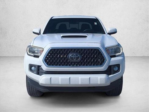 Used 2018 Toyota Tacoma TRD Sport image 2