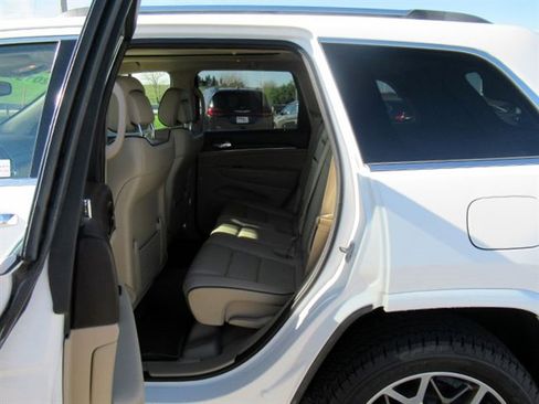 Used 2019 Jeep Grand Cherokee Overland AWD/4WD image 16