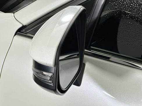 Used 2021 Toyota Venza LE image 10