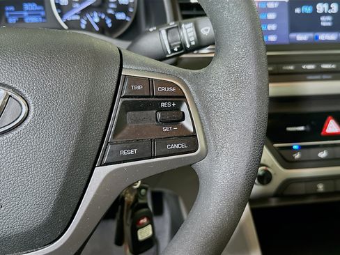 Used 2018 Hyundai Elantra SE w/ SE Connectivity Package 04 FWD image 17