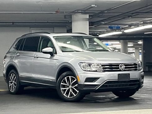 Used 2020 Volkswagen Tiguan SE w/ Panoramic Sunroof Package AWD/4WD image 2