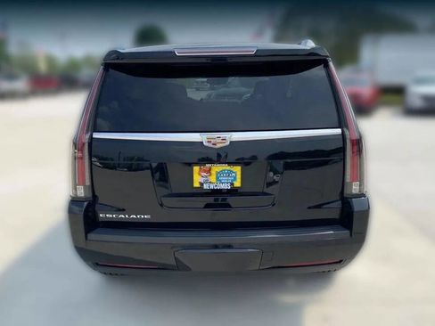 Used 2015 Cadillac Escalade Luxury image 4