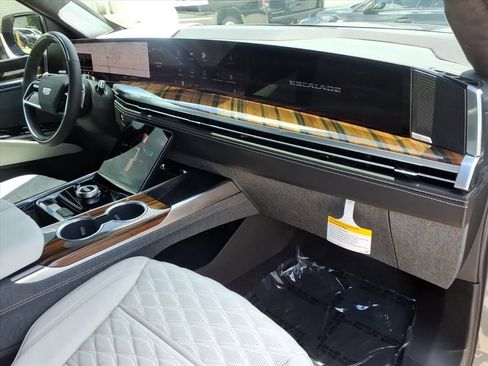 Used 2026 Cadillac Escalade ESV Platinum Sport w/ LPO, ONYX Package AWD/4WD image 8