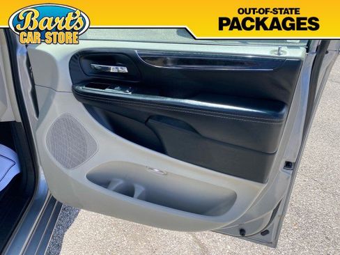 Used 2015 Chrysler Town & Country Limited Platinum FWD image 11