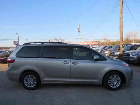 Used 2015 Toyota Sienna XLE w/ XLE Navigation Package FWD image 4