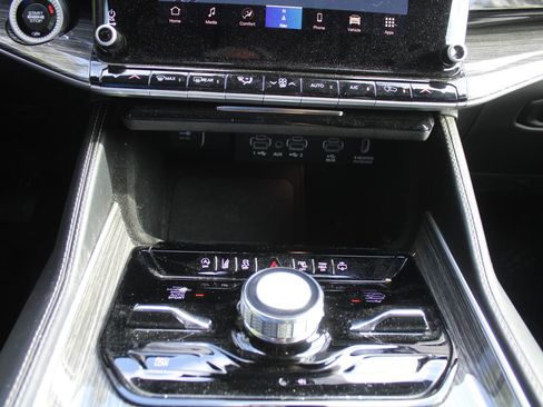 Used 2022 Jeep Wagoneer Series III w/ Rear Seat Video Group 1 image 42