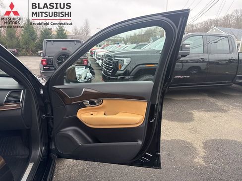 Used 2016 Volvo XC90 T6 Momentum w/ Momentum Plus Package AWD/4WD image 18