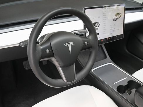 Used 2022 Tesla Model 3 Standard Range image 13