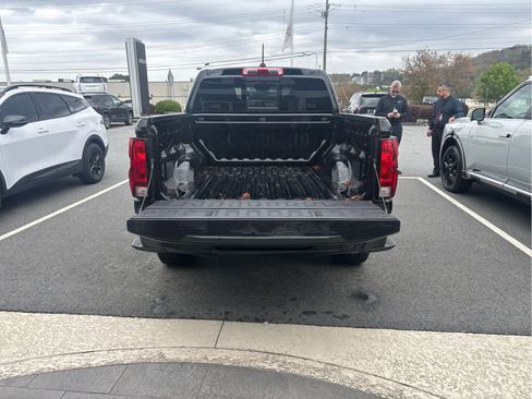 Used 2024 Chevrolet Colorado LT w/ LT Convenience Package image 16