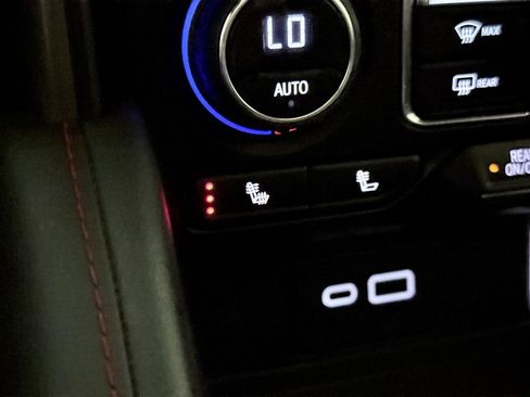 Used 2021 Chevrolet Suburban RST AWD/4WD image 39
