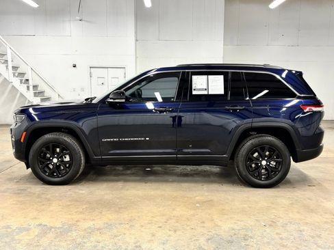 Used 2023 Jeep Grand Cherokee Limited RWD image 4