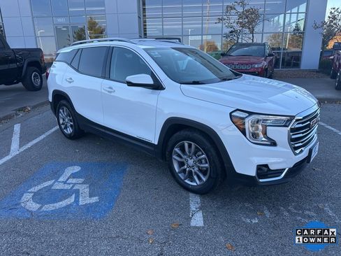 Used 2024 GMC Terrain SLT image 39