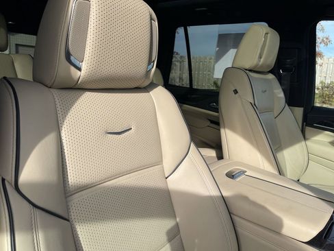 Used 2022 Cadillac Escalade Premium Luxury image 35