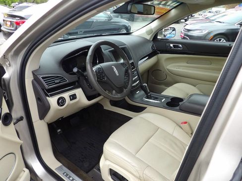 Used 2017 Lincoln MKT AWD image 9