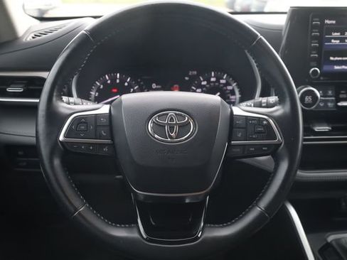 Used 2021 Toyota Highlander XLE AWD/4WD image 11
