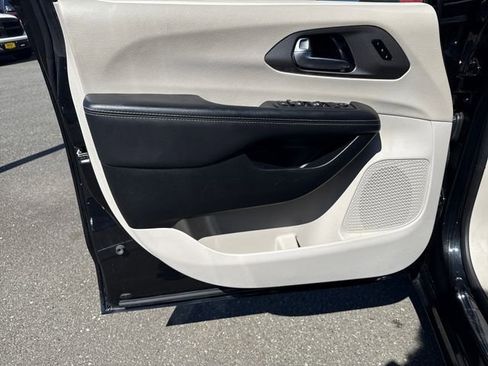Used 2023 Chrysler Pacifica Touring-L FWD image 16