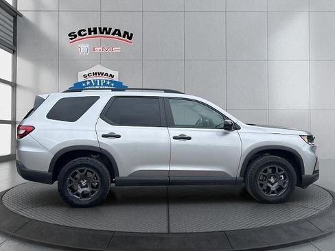 Used 2025 Honda Pilot TrailSport image 3