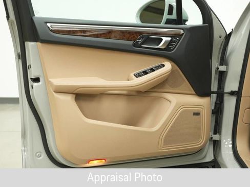 Certified 2019 Porsche Macan AWD/4WD image 25