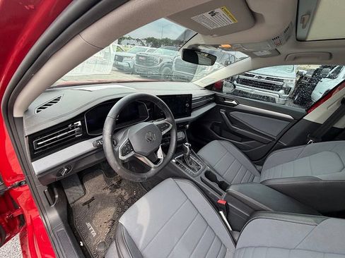 Used 2025 Volkswagen Jetta SE FWD image 27