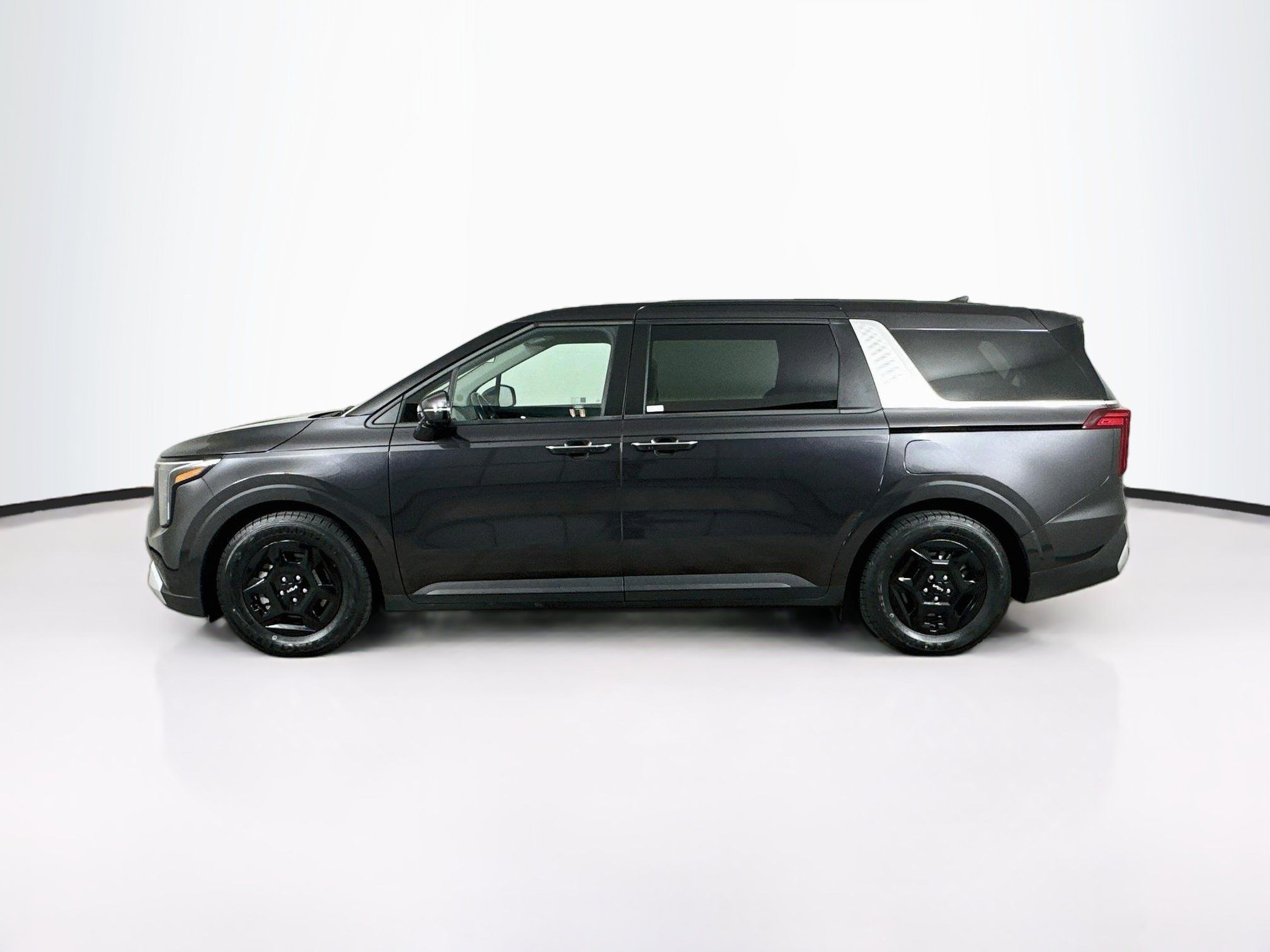 Used 2025 Kia Carnival FWD image 4