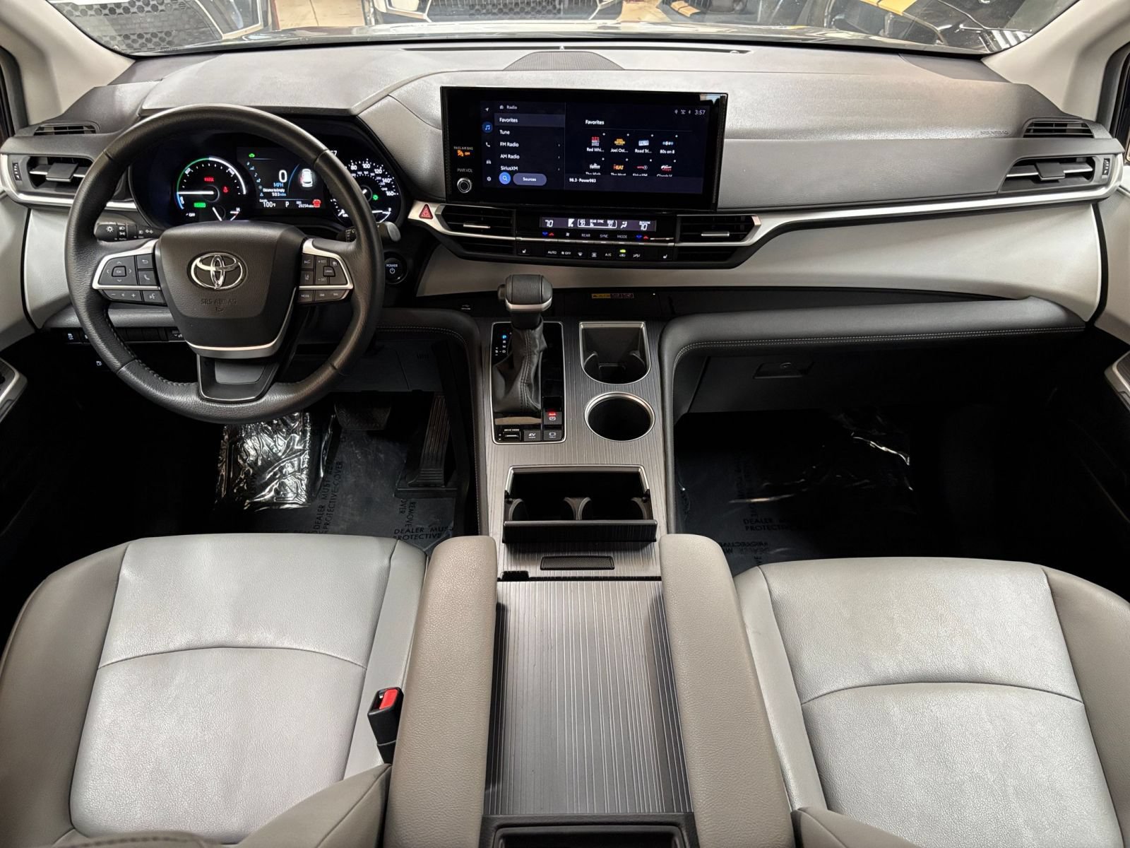 Used 2025 Toyota Sienna XLE FWD image 35