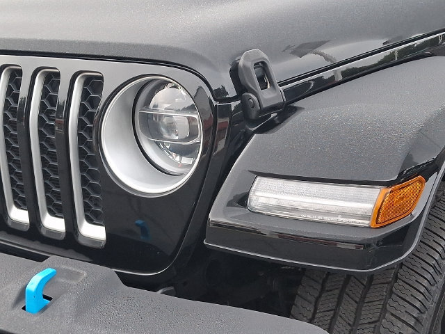 Used 2022 Jeep Wrangler Unlimited Sahara w/ Cold Weather Group AWD/4WD image 9