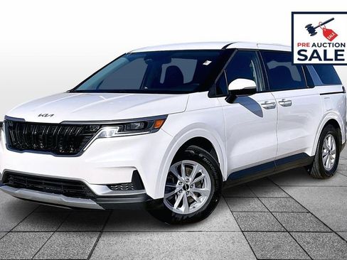 Used 2024 Kia Carnival LX image 1