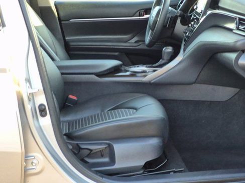 Used 2022 Toyota Camry SE image 19