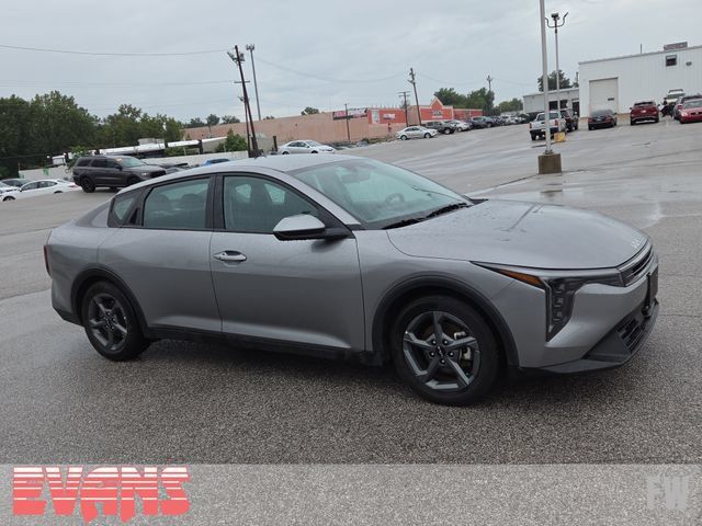 Used 2025 Kia K4 FWD image 2