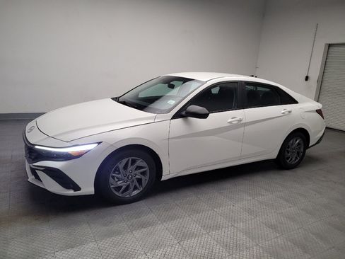 Used 2024 Hyundai Elantra SEL FWD image 2
