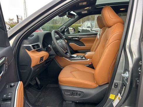 New 2026 Toyota Highlander Platinum image 15