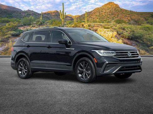 Used 2023 Volkswagen Tiguan SE w/ Panoramic Sunroof Package image 2