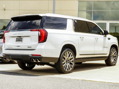 Used 2025 GMC Yukon XL Denali Ultimate AWD/4WD image 12