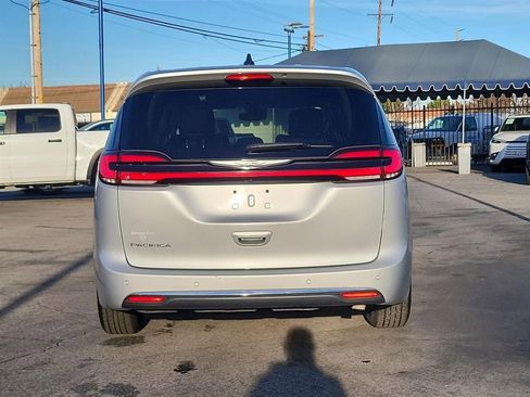 Used 2023 Chrysler Pacifica Touring-L image 29